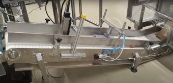 Conveior inclinat cu banda modulara pe structura din inox