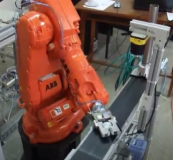 Sistem robotizat pentru alimentarea masinilor unelte